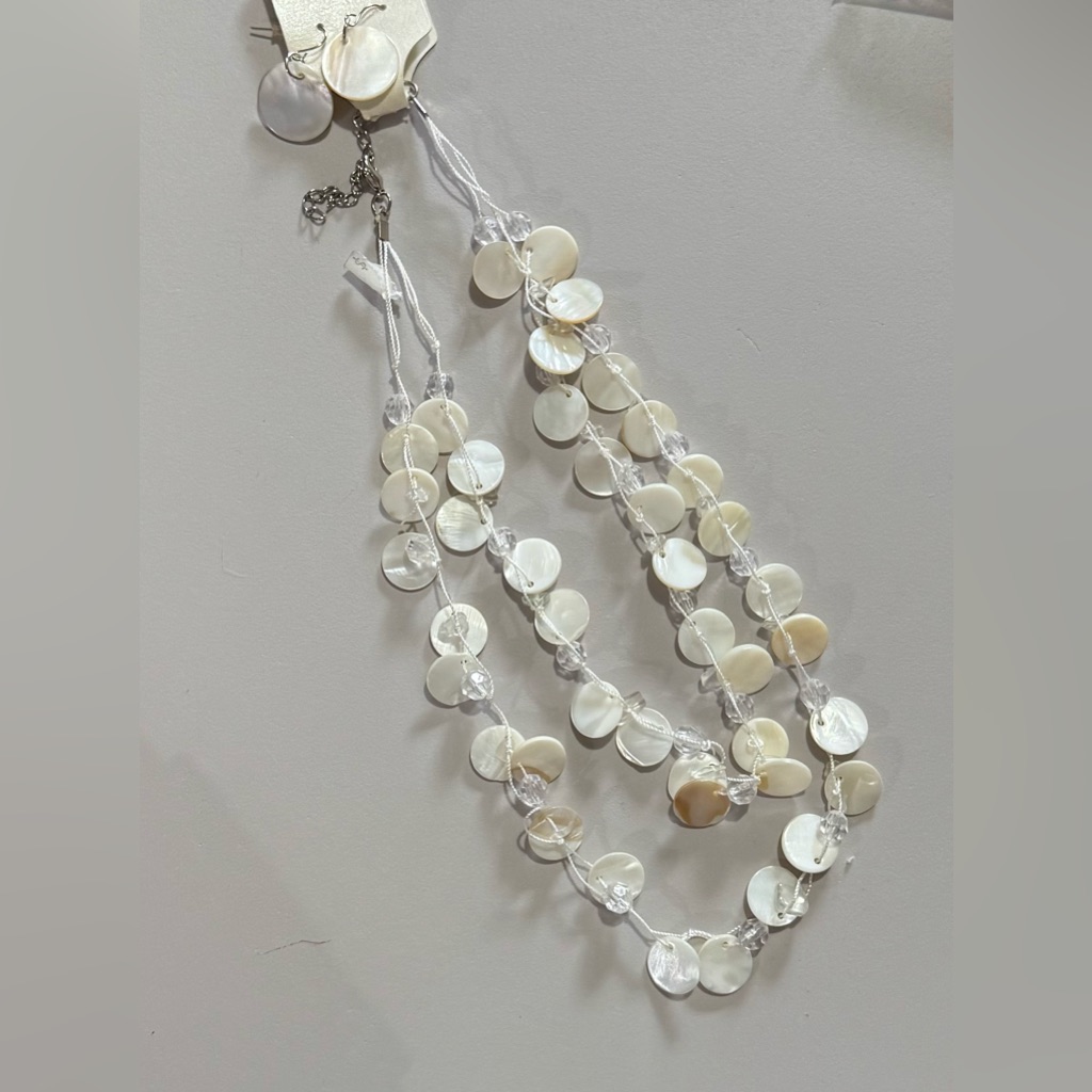 Nwt Esmor Elegant Shell And Bead Necklace